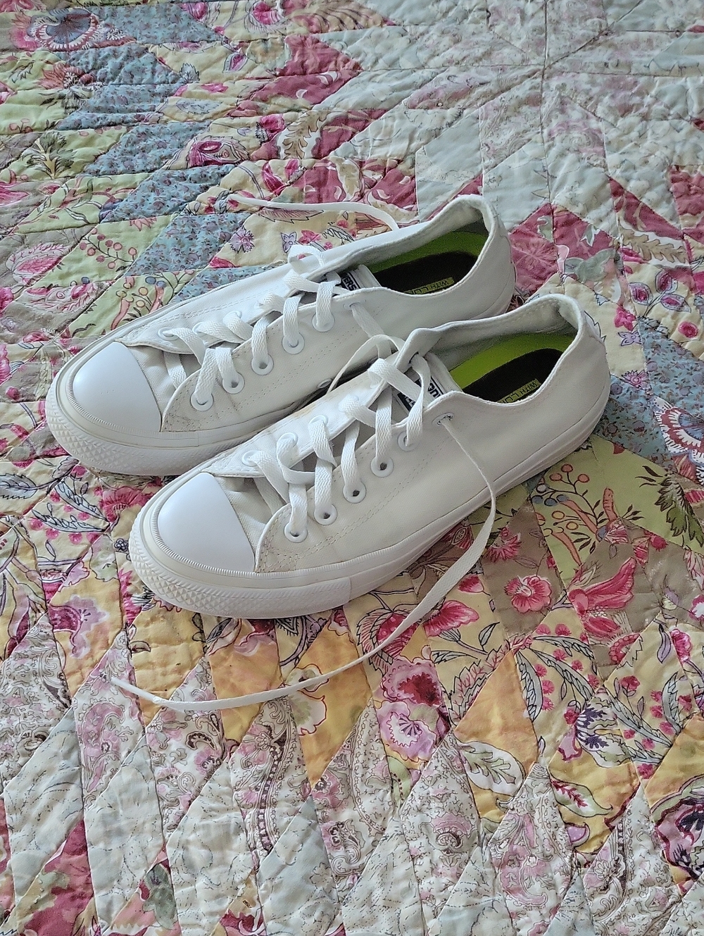 Converse Women’s White Low Top Sneakers Size 9 or Mens Size 7 Unisex